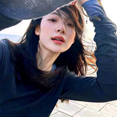接近无限的白海报